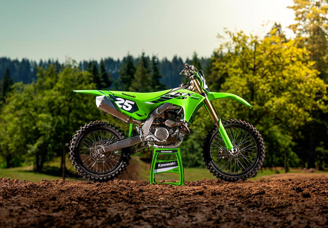 Modos de potência, controle de tração Kawasaki e modo de controle de largada acessados a partir dos botões do punho esquerdo