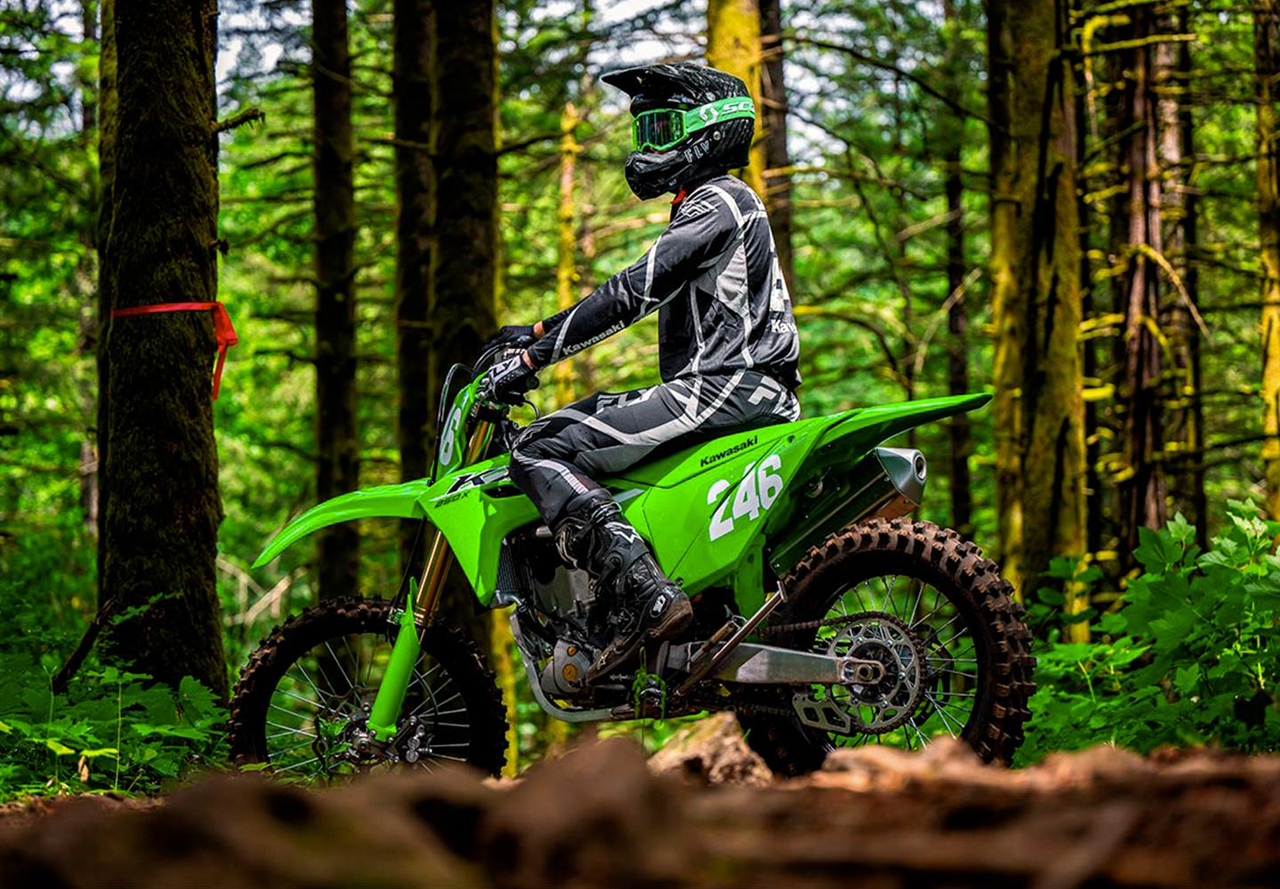 Modos de potência, controle de tração Kawasaki e modo de controle de largada acessados a partir dos botões do punho esquerdo