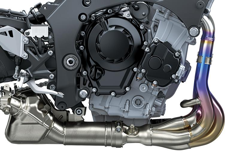 Potente motor 4 tempos e 4 cilindros em linha de 998 cc com refrigeração líquida